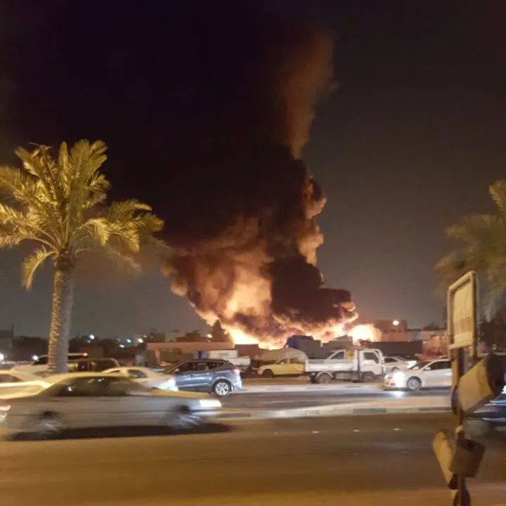 السيطرة على حريق ضخم شب في مخلفات بالقطيف