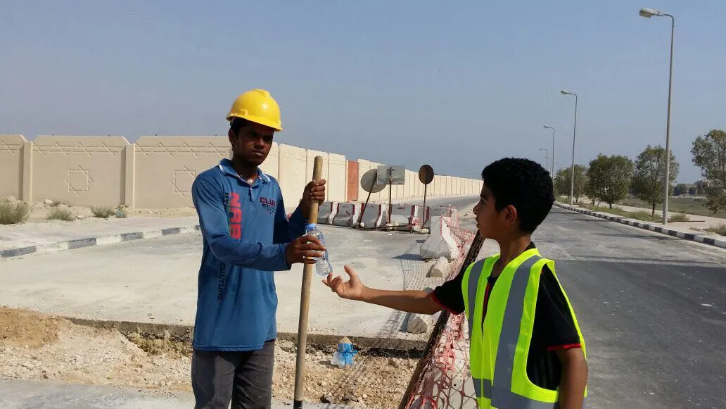 "برد صيفك" يروي ظمأ العمالة بـ 300 قارورة ماء