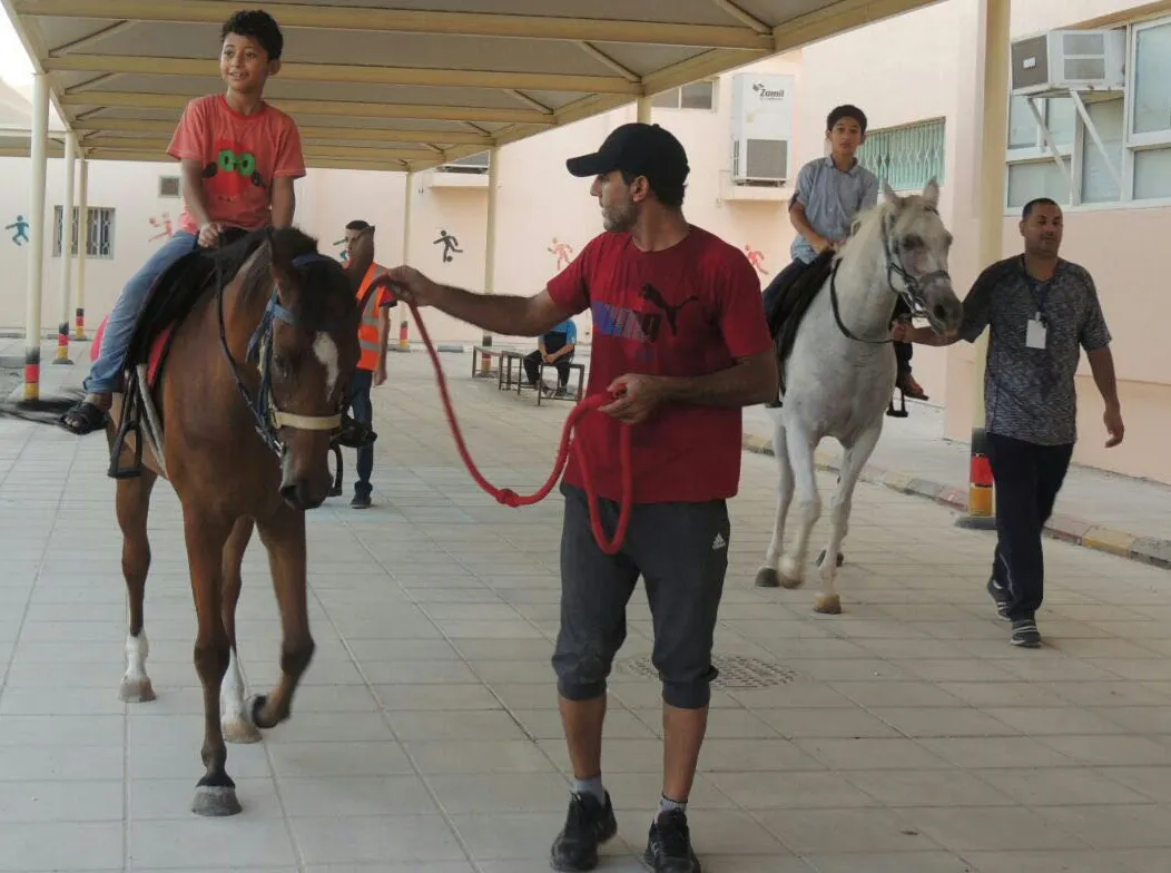 الربيعية.. الحماقي يصقل هواية ركوب الخيل عند طلاب الموسمي