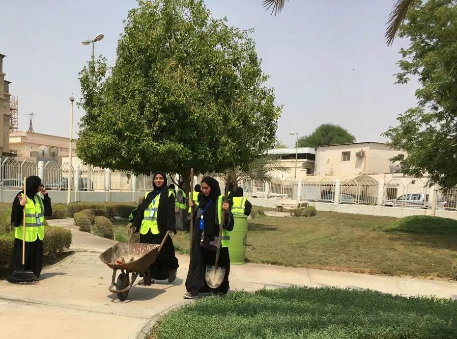 صفوى.. بالصور الحياة تعود لـ«حديقة العمال» على يد 63 متطوعاً ومتطوعة