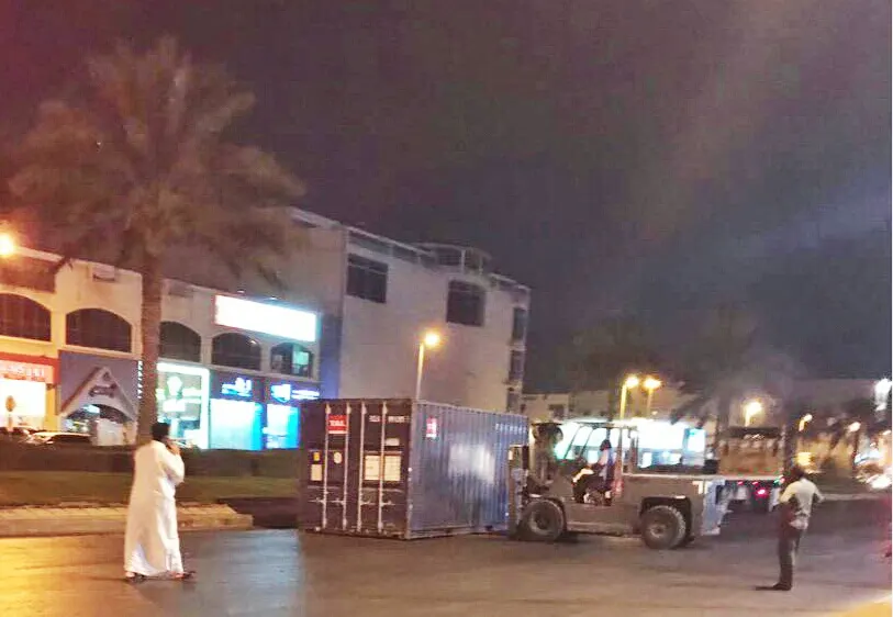 سقوط حمولة شاحنة على طريق الرياض بالقطيف