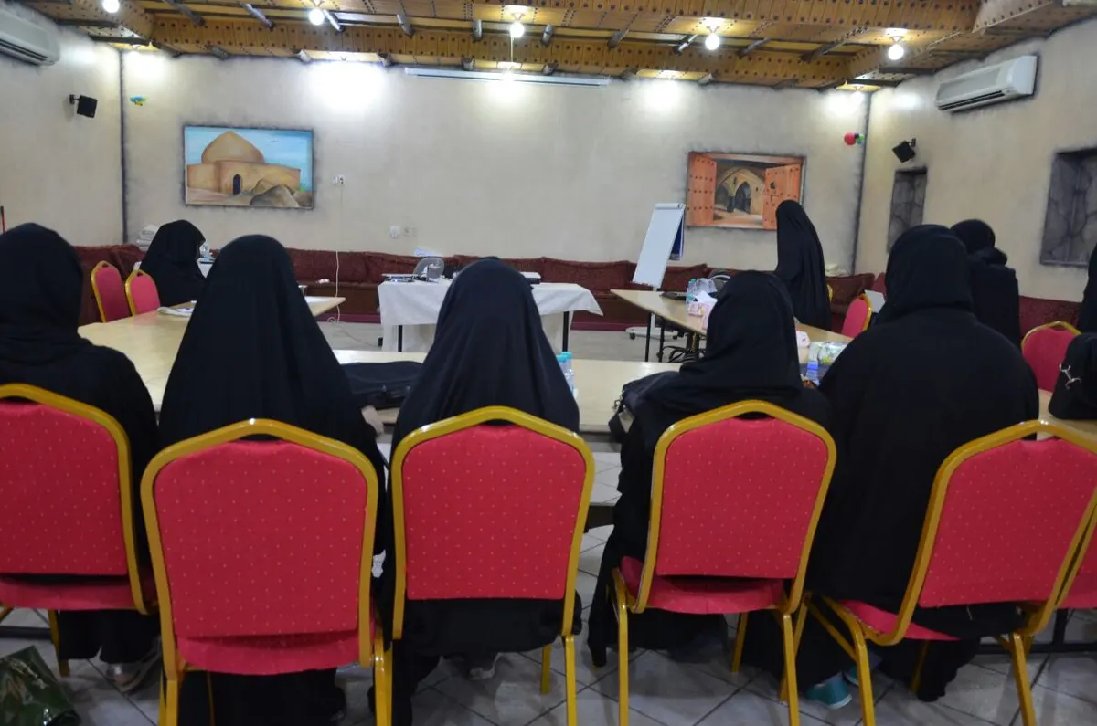 التوبي .. 26 سيدة يتدربن على طرق تعديل الصور بالفوتوشوب