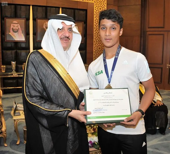 أمير المنطقة الشرقية يكرّم بطل سلام العوامية محمد السويق