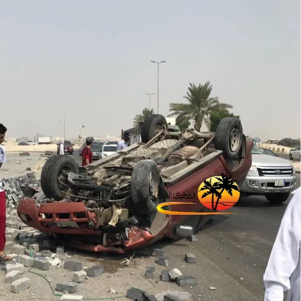بالصور .. انقلاب مركبة على طريق الخليج بمحافظة القطيف