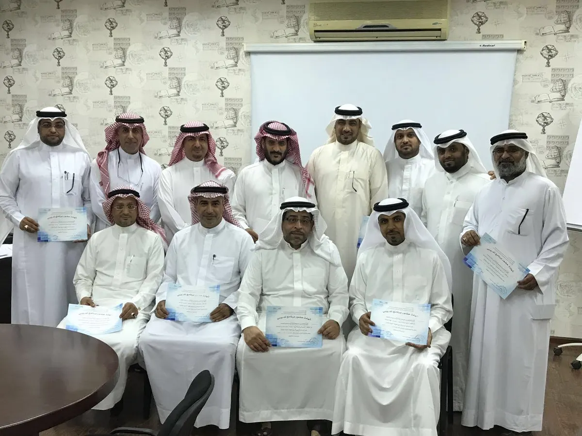 تأهيل ٢٠ قائداً و وكيلاً في دورة "القيادة الفاعلة" بتعليم القطيف