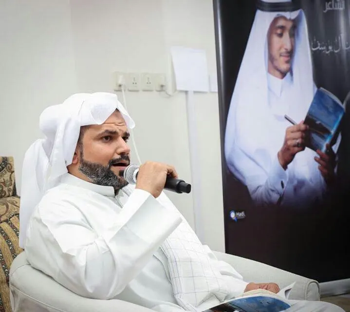 آل يوسف يبحر بـ «محمل البوح» على ضفاف شاطئ سنابس