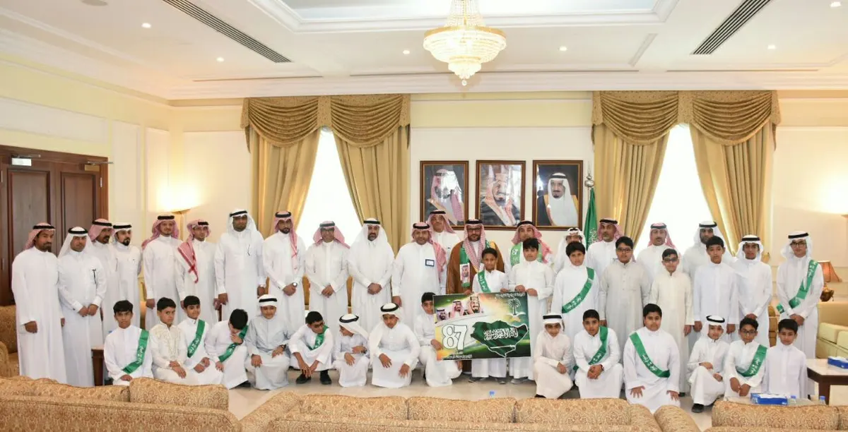 بالصور طلاب العوامية يهنئون محافظ القطيف باليوم الوطني