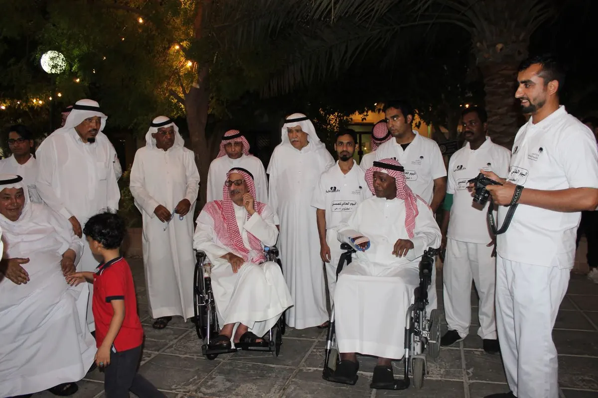 زوار "المسنين" يبحثون عن الأمان الأسري