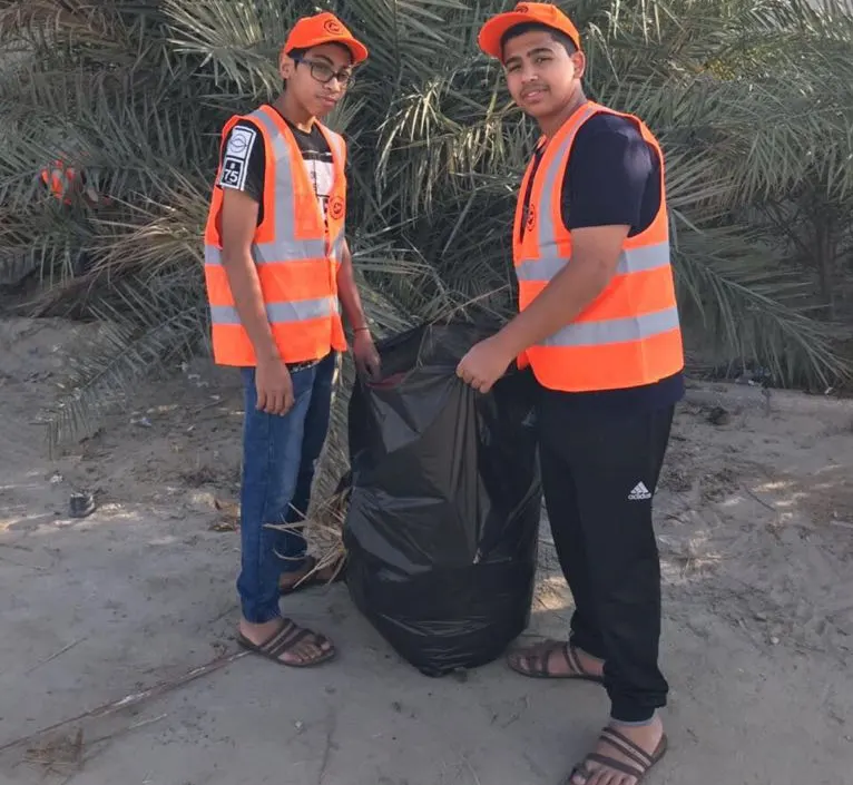 القطيف.. كشافة التوبي ترفع مخلفات زوار مقبرة الخباقة