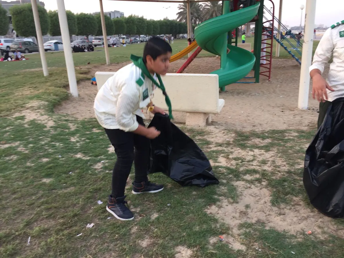بالصور.. كشافة يتطوعون لرفع مخلفات زوار كورنيش القطيف!!