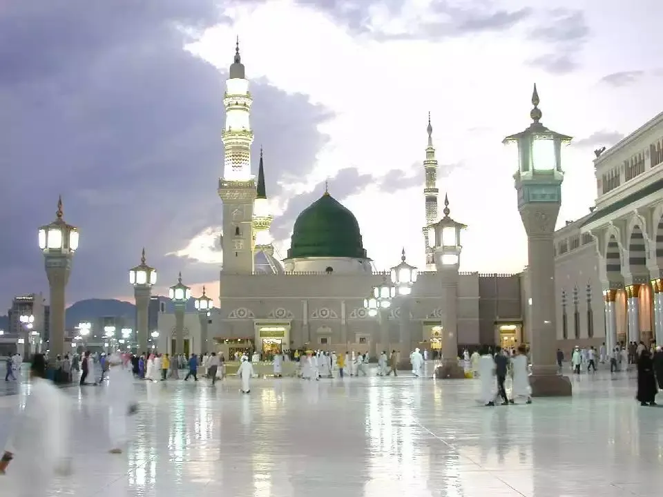 بـ 130 ريال احجز مواصلاتك للمدينة مع حملة "نور الزهراء"