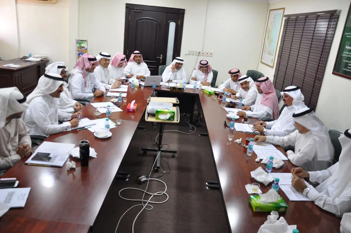 «بلدي القطيف» يسائل البلدية عن تأخر ترسية عقود النظافة وأسباب فروق الإيرادات