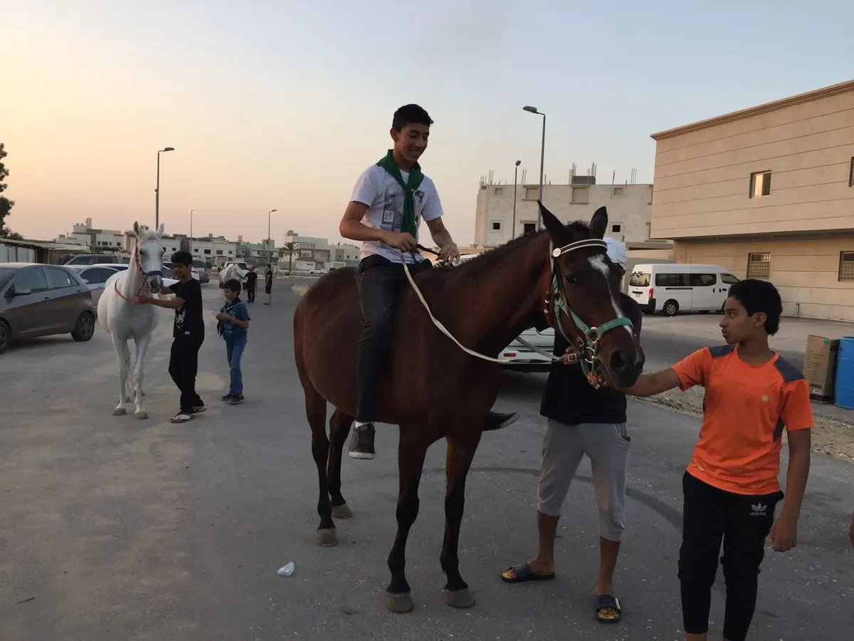 سنابس.. «رسل السلام» يركبون الخيول استعداداً لمهرجان المودة