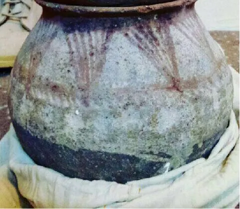بالصور.. العثور على جرتين أثريتين في حي الديرة بتاروت