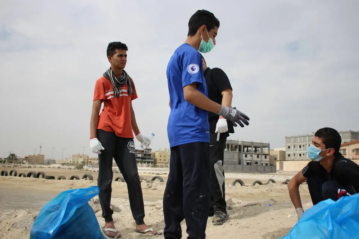 كشافة القطيف تجمع نفايات 500 متر من الواجهة البحرية