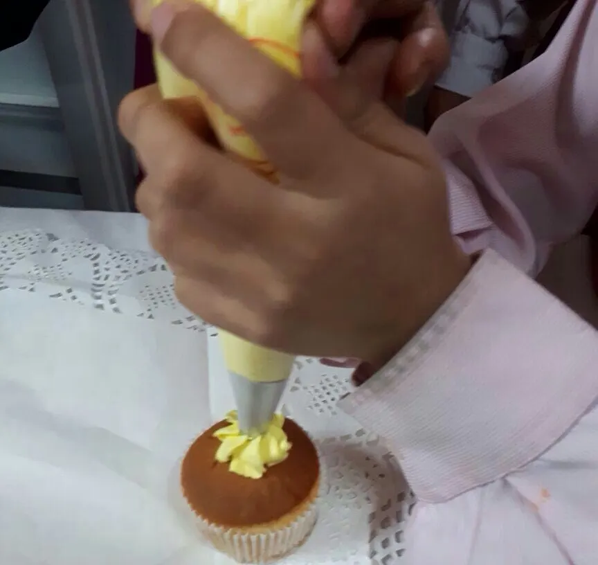 حلة محيش.. فتيات يتدربن على الحرف اليدوية