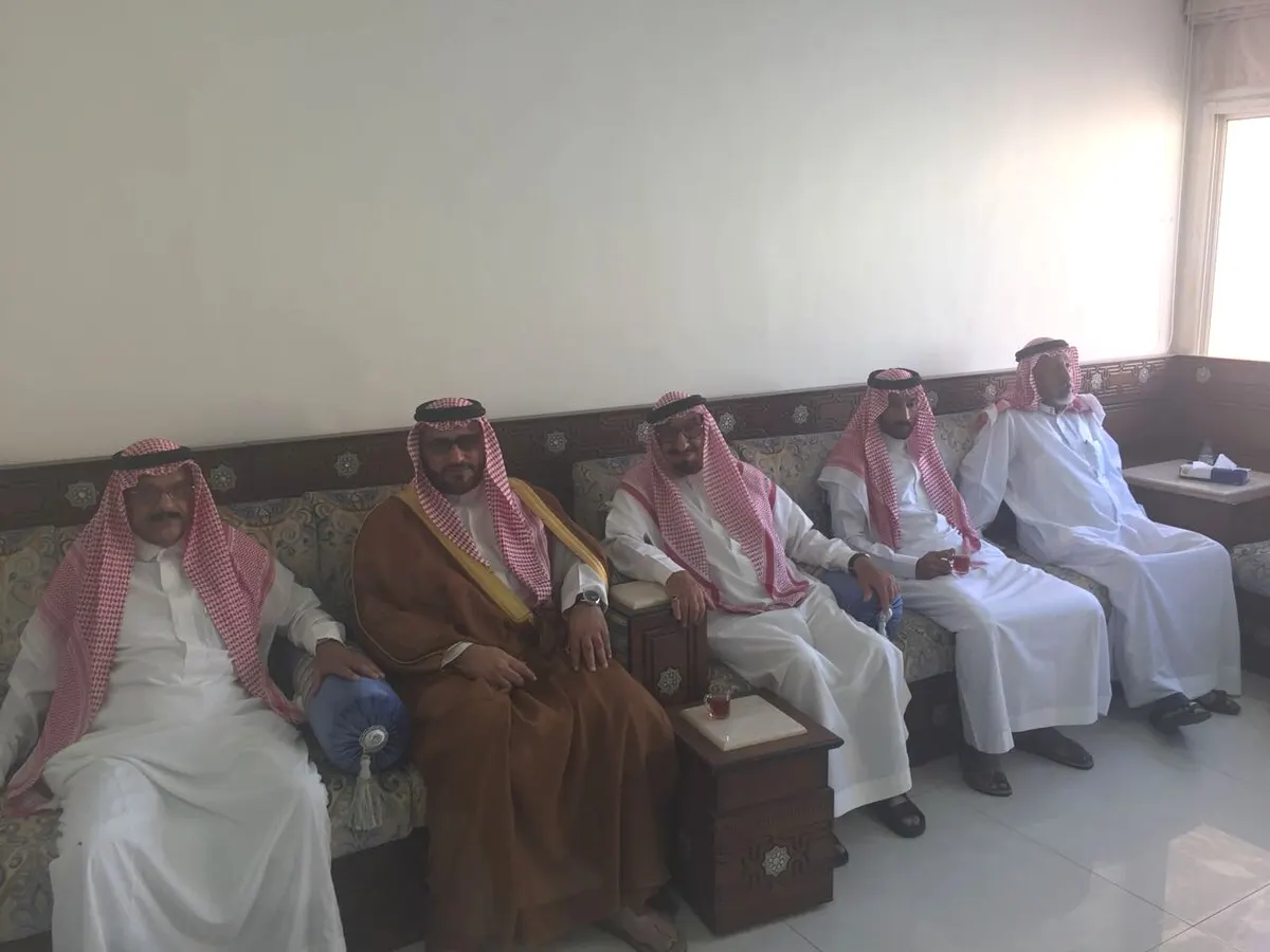 محافظ القطيف يقدم واجب العزاء لأسرة الحسن