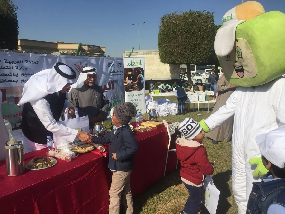 في اليوم العالمي للتطوع.. 177 طفلاً يتبرعون بـ 220 طبقاً على كورنيش القطيف