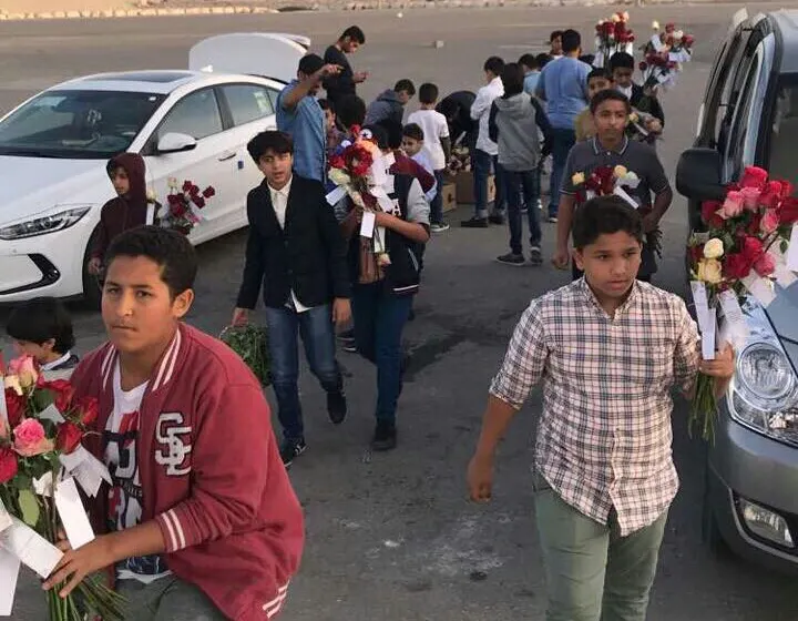 القطيف .. فتية آمنوا يحتفون بميلاد النبي بـ 1000 وردة لزوار الواجهة البحرية