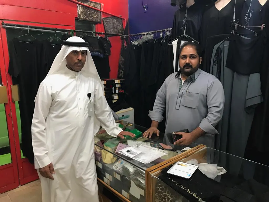 بالصور.. مكتب العمل يضبط مخالفات لقرار التأنيث والتوطين بالقديح