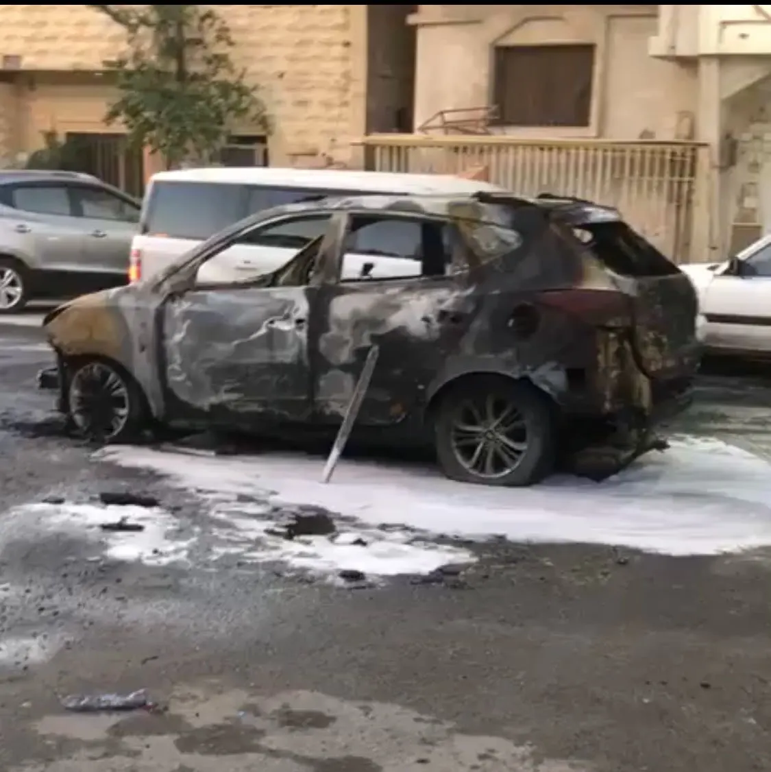 بالصور.. شبهة جنائية في حريق طال 7 مركبات بـ أم الحمام