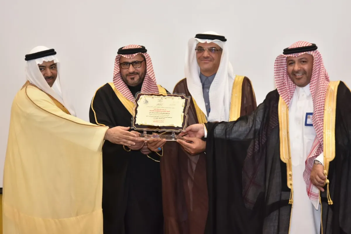 بالأسماء..محافظ القطيف يتوج المدارس الفائزة بجائزة المطرود