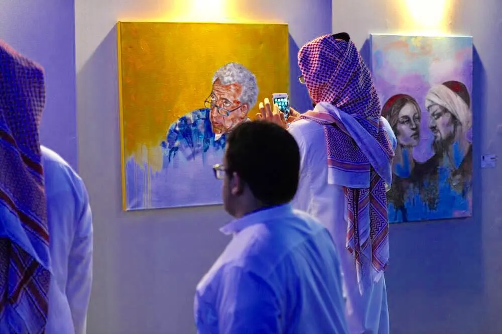 فنانو القطيف يلونون «عتبات» جدة
