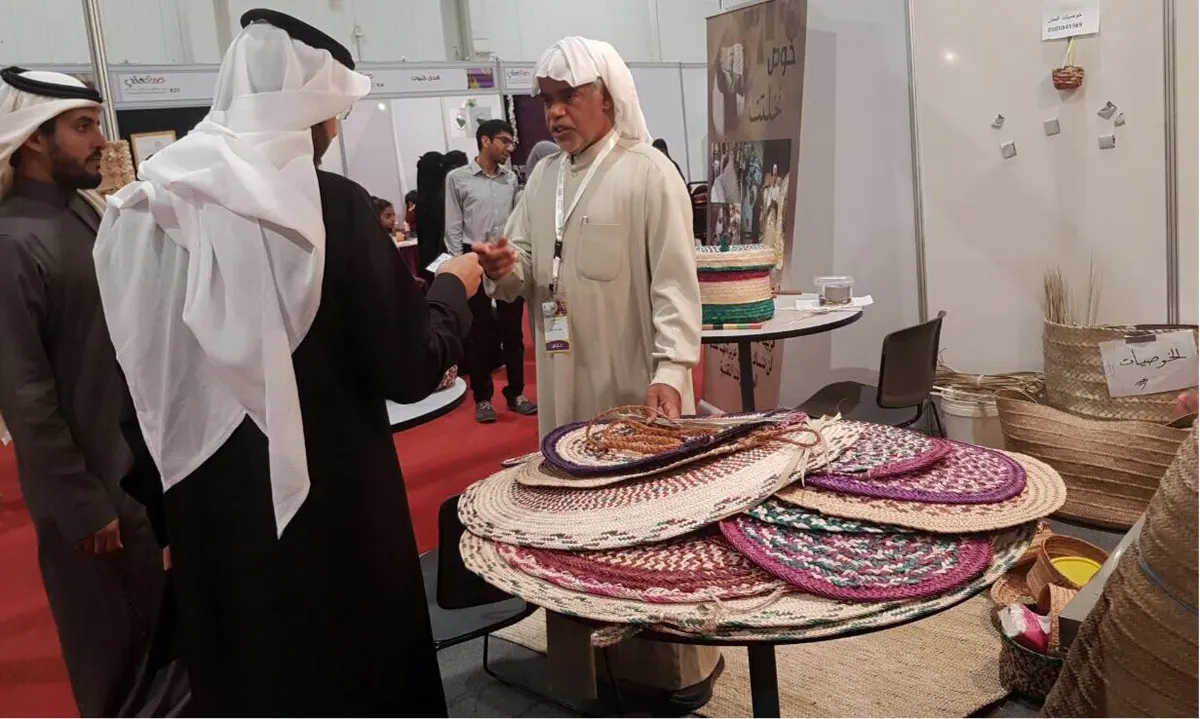 حرفي يزاحم أسر القطيف المنتجة في «صنعتي» !