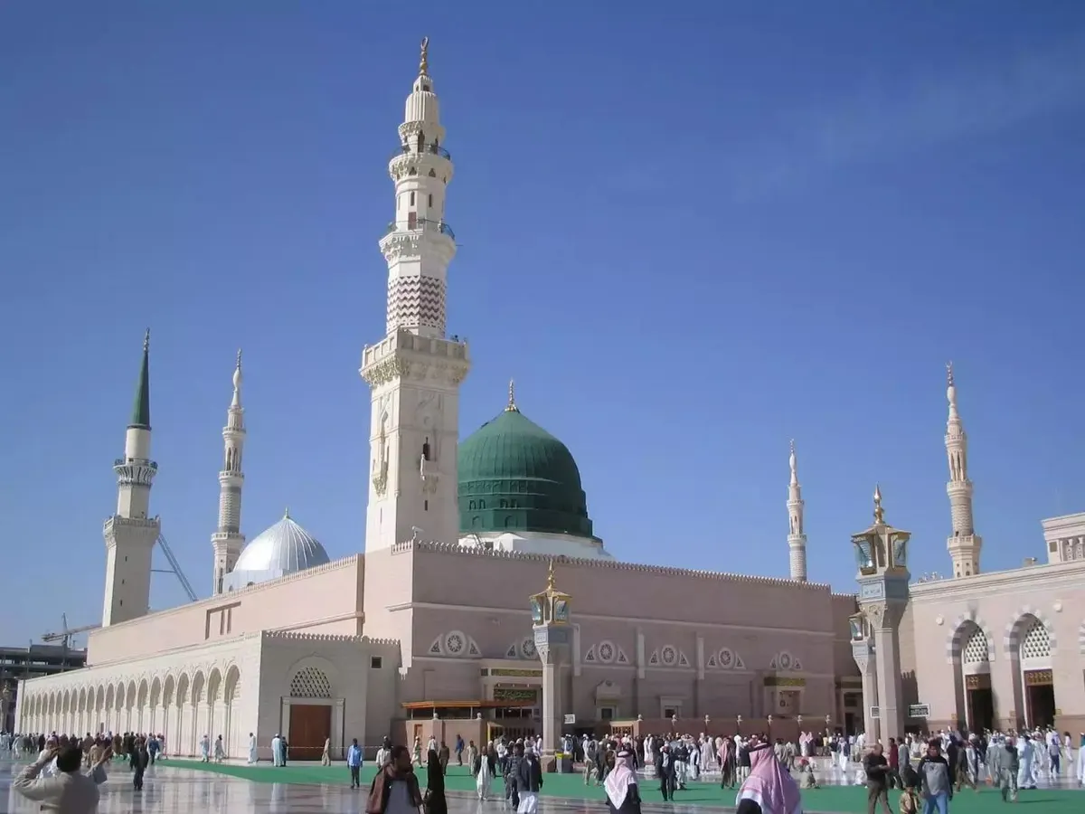 سافر إلى المدينة المنورة في إجازة منتصف العام مع "حملة شمعة الفرج"