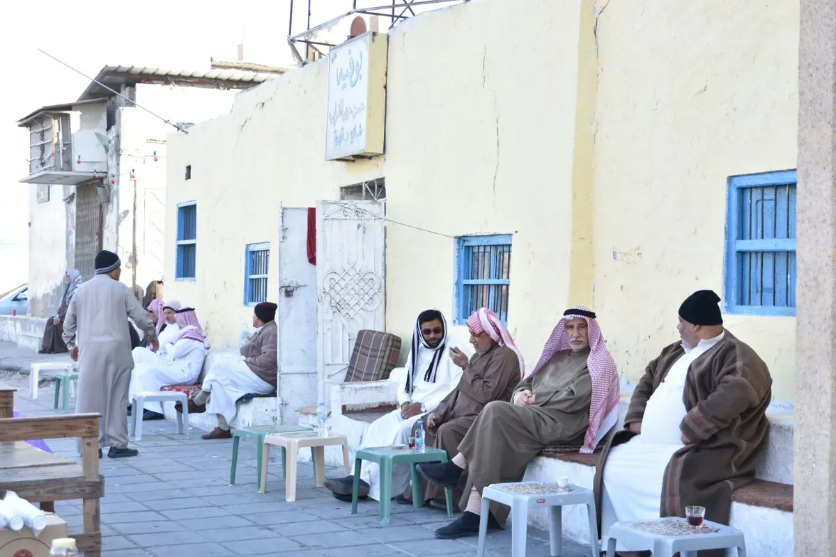 القطيف.. مقهى الغراب الشعبي يعود لاحتضان مرتاديه من المتقاعدين والمسنين