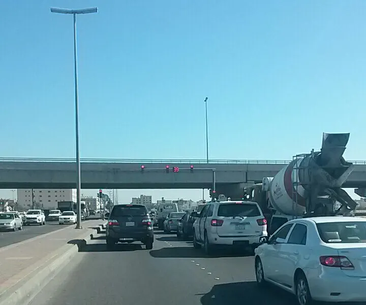 تنبيه: إشارة جسر طريق «الخليج أحد» بالقطيف.. تعمل