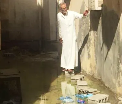 مستنقع يجبر سكان الشريعة للتنقل على الطوب الإسمنتي !