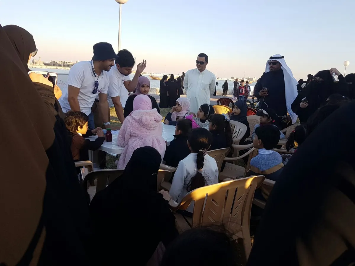 300 قارىء زبائن بسطة حمادة الثقافية على الواجهة البحرية بالقطيف