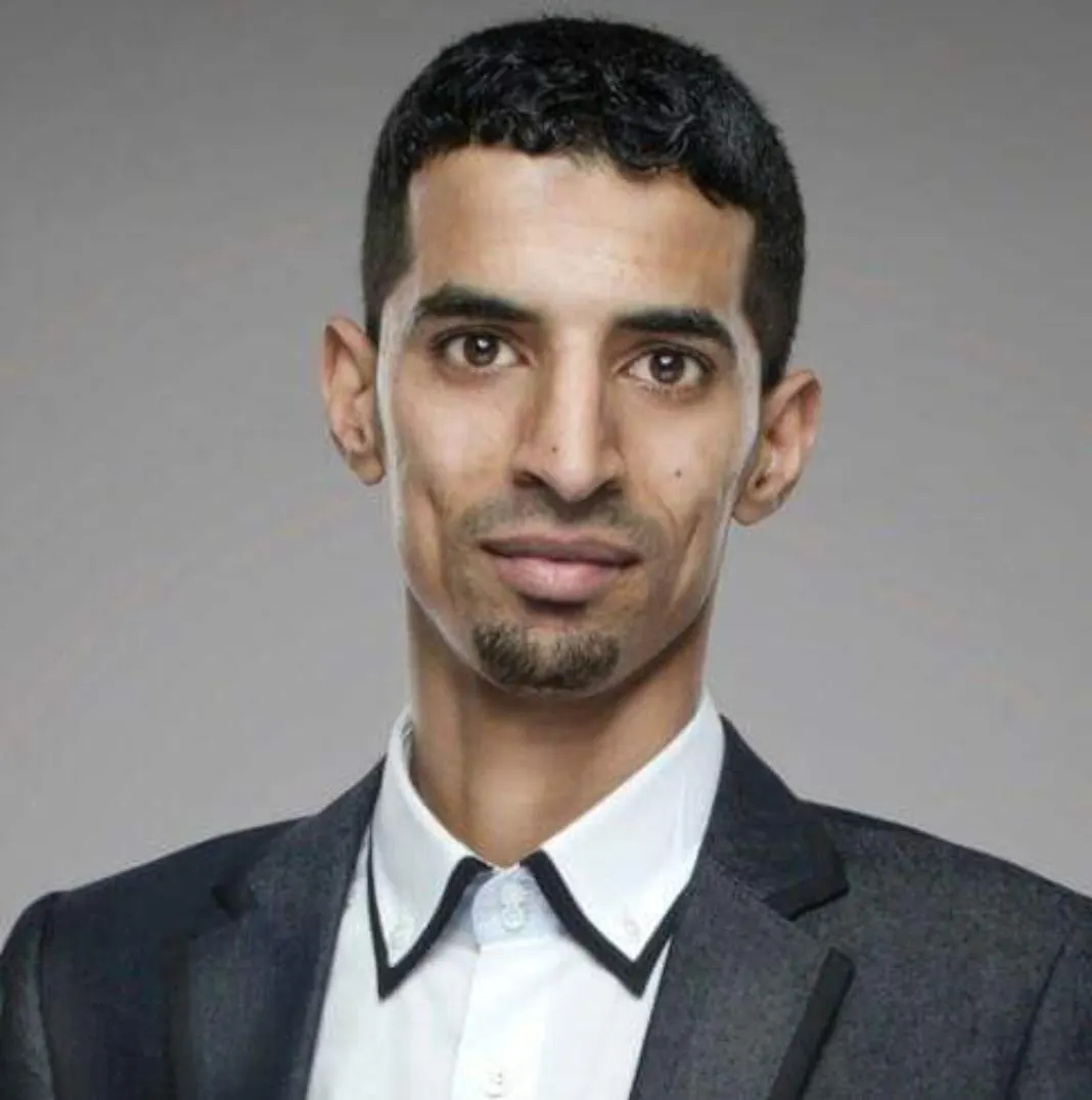 مدت يدها تبغي مصافحتي!