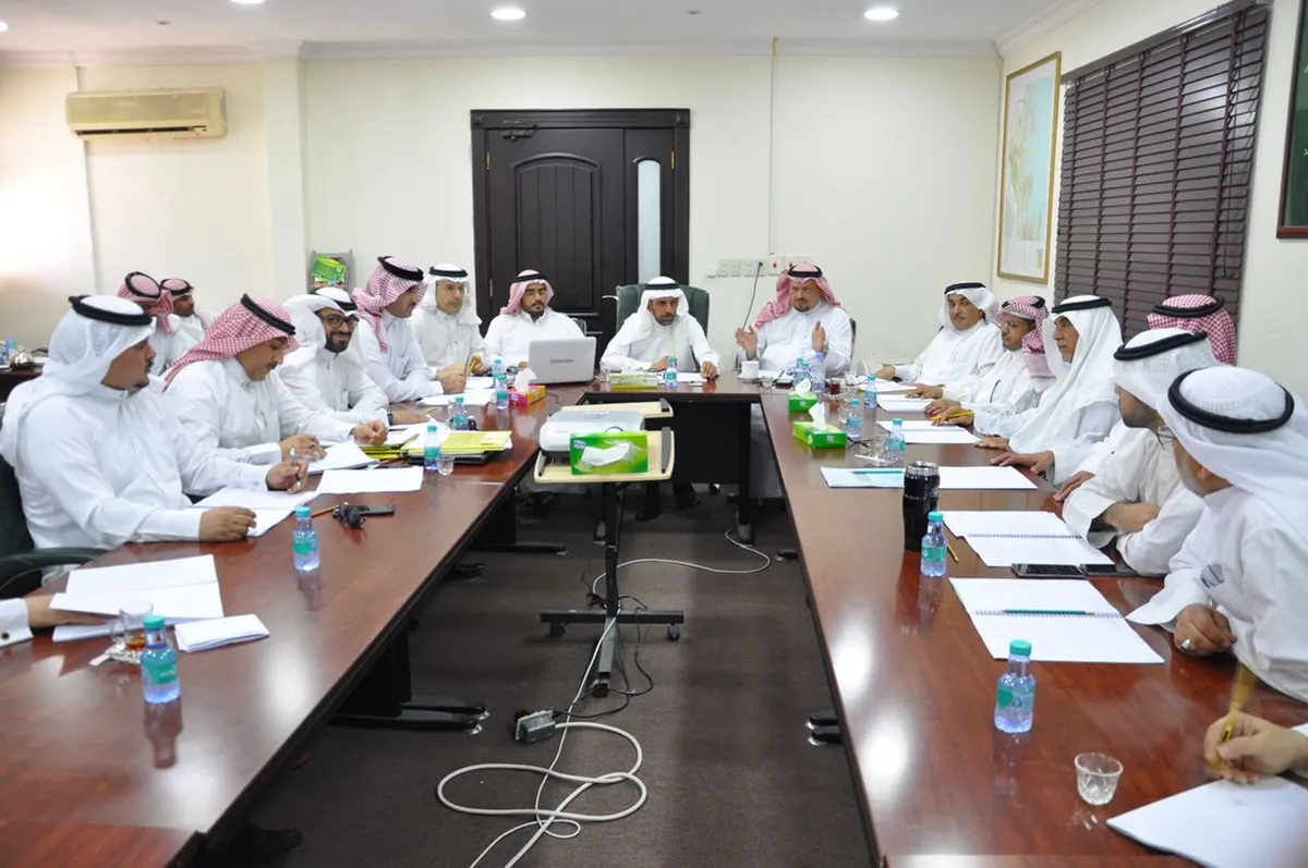آل الشيخ يوجِّه بلدي القطيف بحصر ومعالجة 30 ملوثًا بصريًّا.. طلب إزالتها عاجلاً