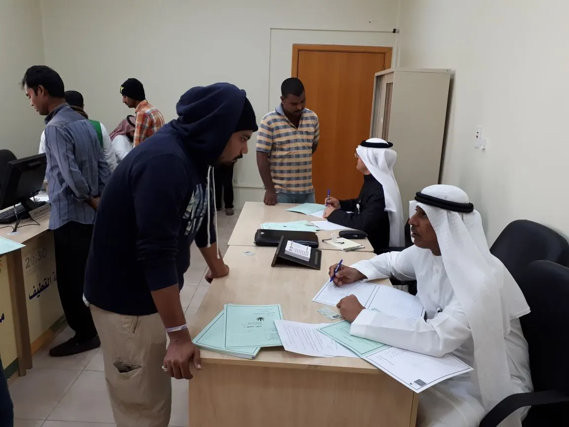 بالصور... ضبط عمالة منزلية هاربة وسائقين يعملون في أسواق القطيف المتنقلة
