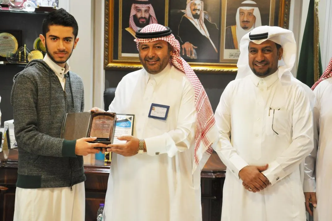 الصناع والخنيزي على منصة التكريم في تعليم القطيف