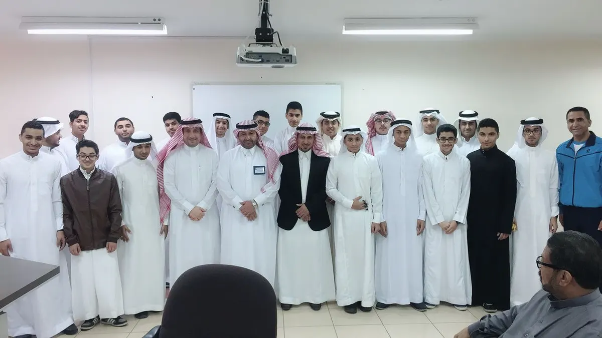 بالأسماء..«المجيدية» تحتفي بتخرج الدفعة الأولى للطلاب «المسرعين»