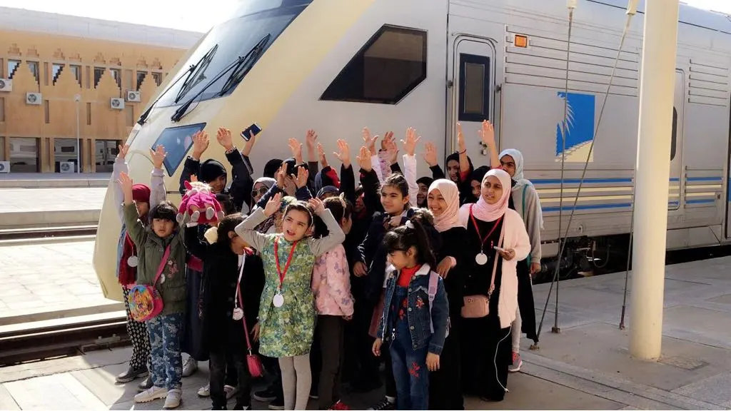 سيهات.. «نساندكم» تصحب 26 طفلاً في رحلةٍ معرفية بـ قطار الدمام