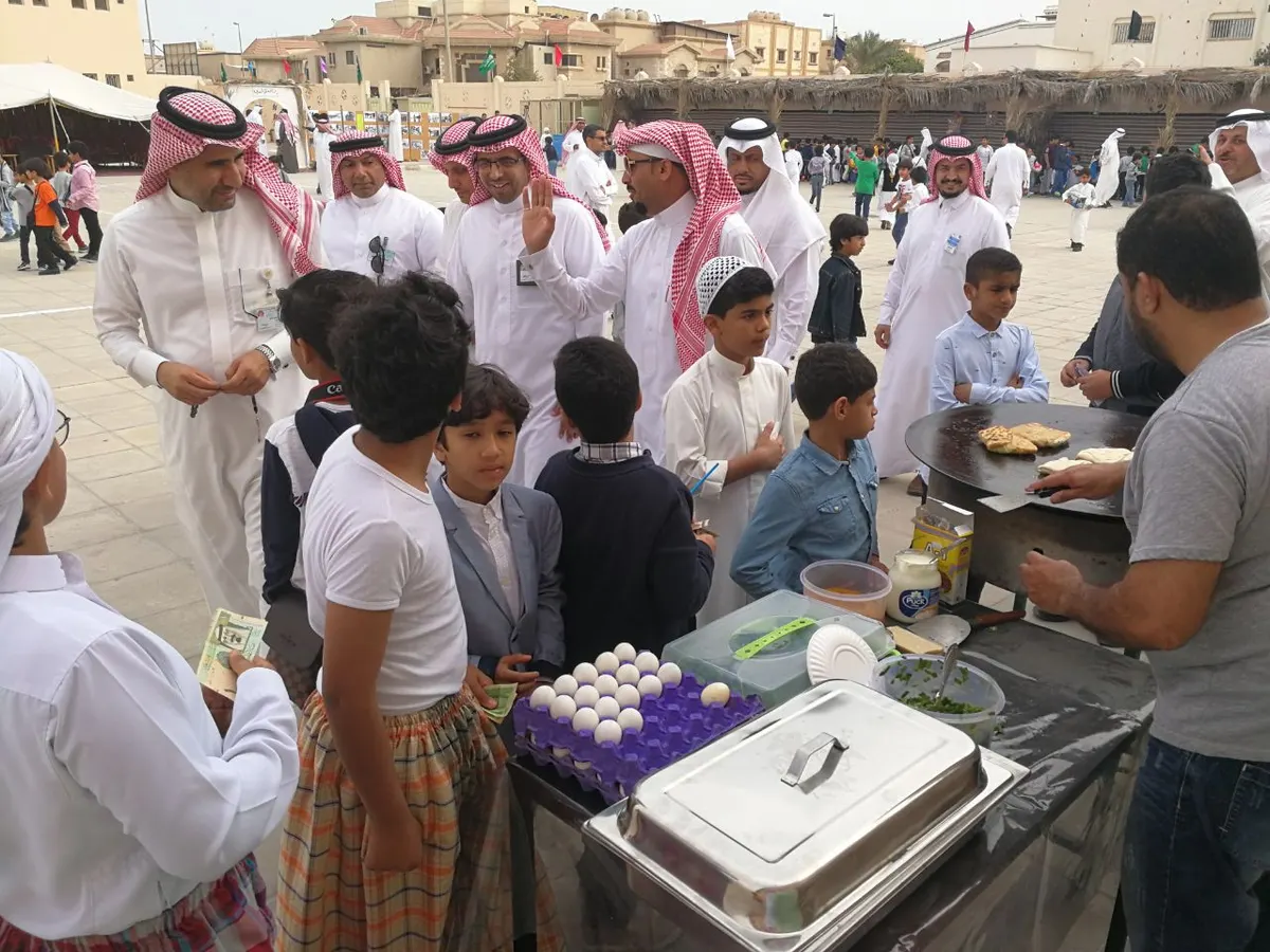 730 طفلاً يفترشون 100 بسطة في أكبر سوق شعبية بالقطيف
