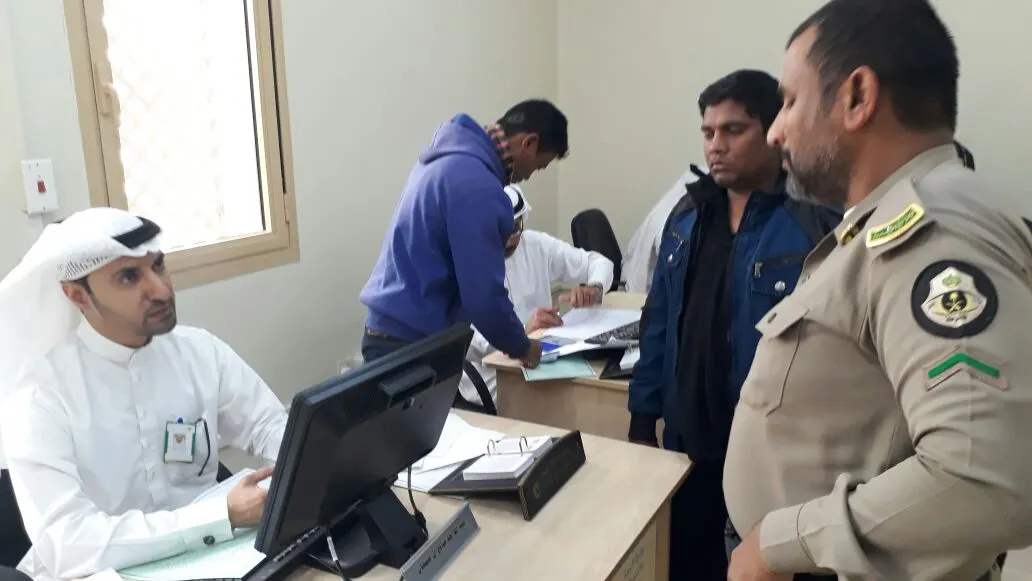 بالصور.. القبض على 14 وافداً مخالفاً في قرى القطيف