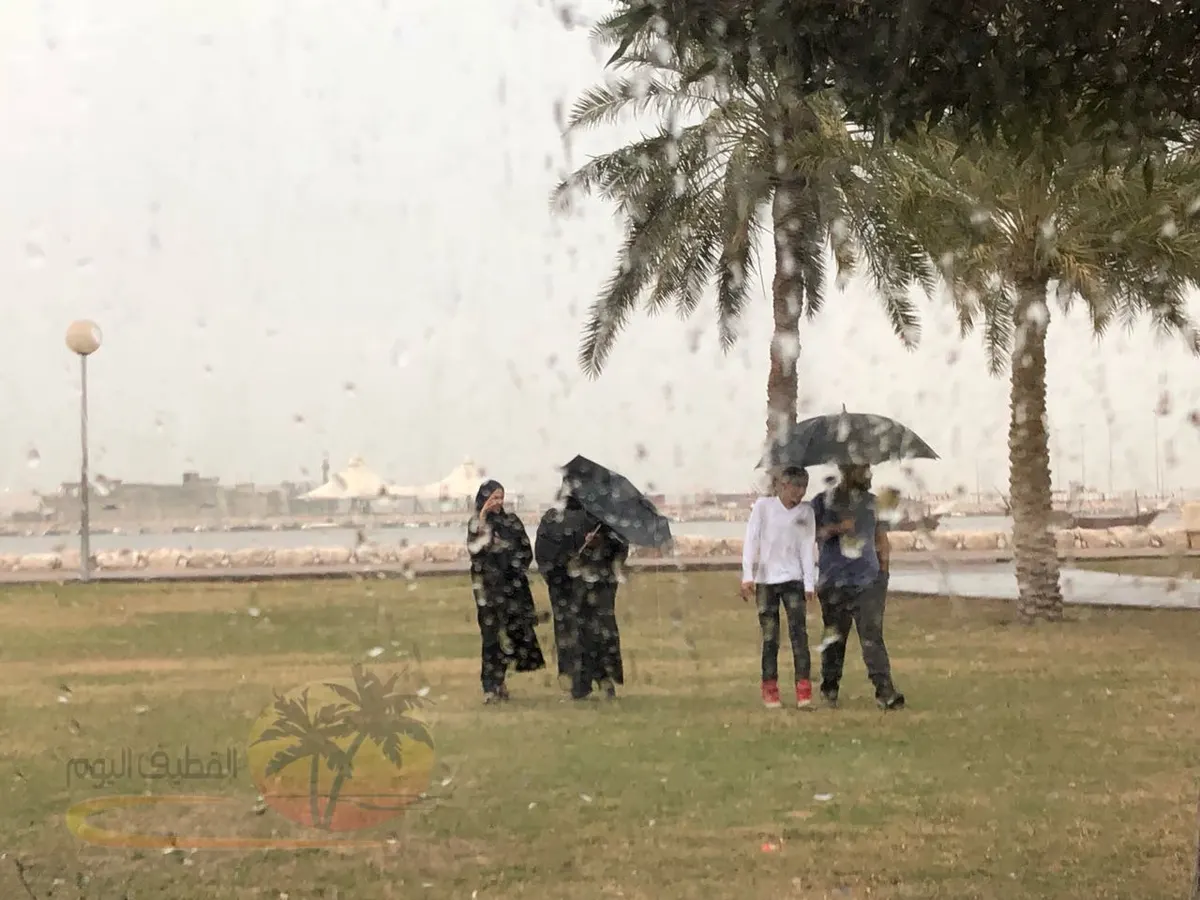 أجواء معتدلة وزخات مطر على محافظة القطيف