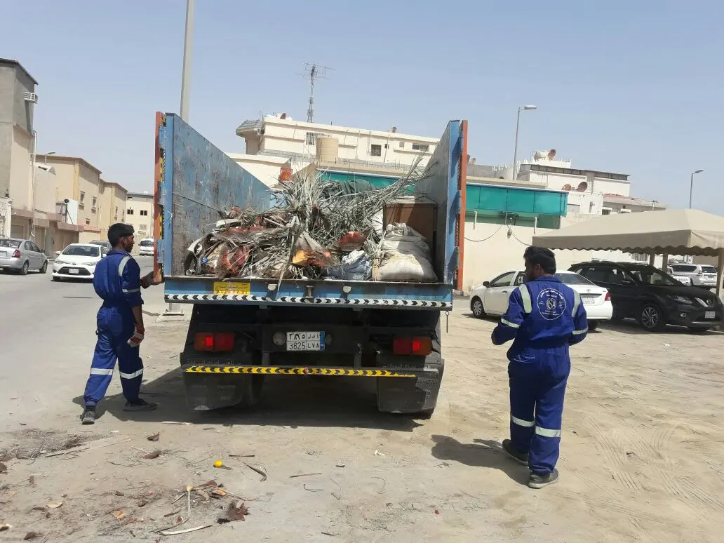 البلدية: رفع 2000م3 أنقاض ومخلفات من عنك والجش والملاحة