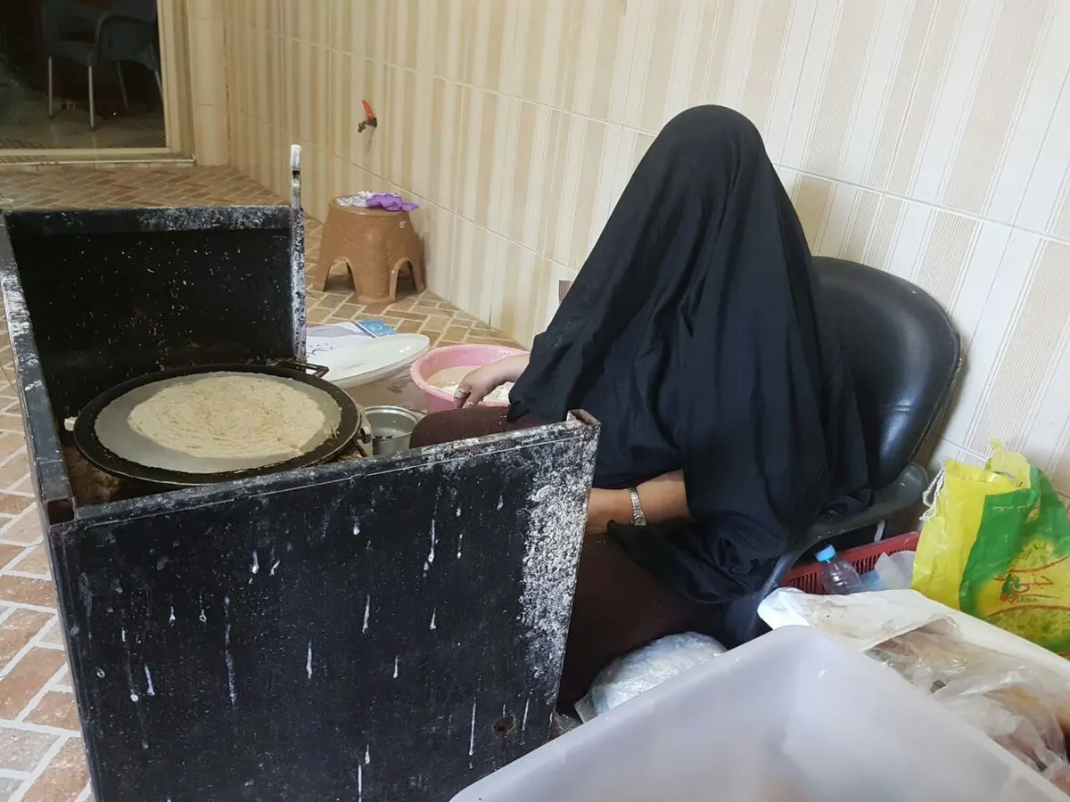 صانعة التاوة تعيد العوامية إلى زمـان الثقة.. الناس تدفع بدون وجود بائع