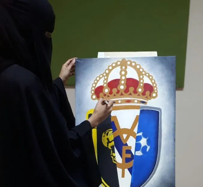 السنان بعد أن لفتت أنظار زوارها بـ٣٠٠ ورقة: اللوحات قصص صامتة