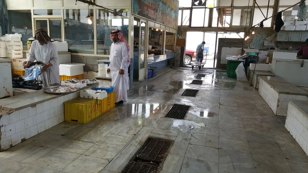سيهات: أربع عوائل تفترش سوق السمك.. والبسطات تشتكي خطف الطرقات لباعتها