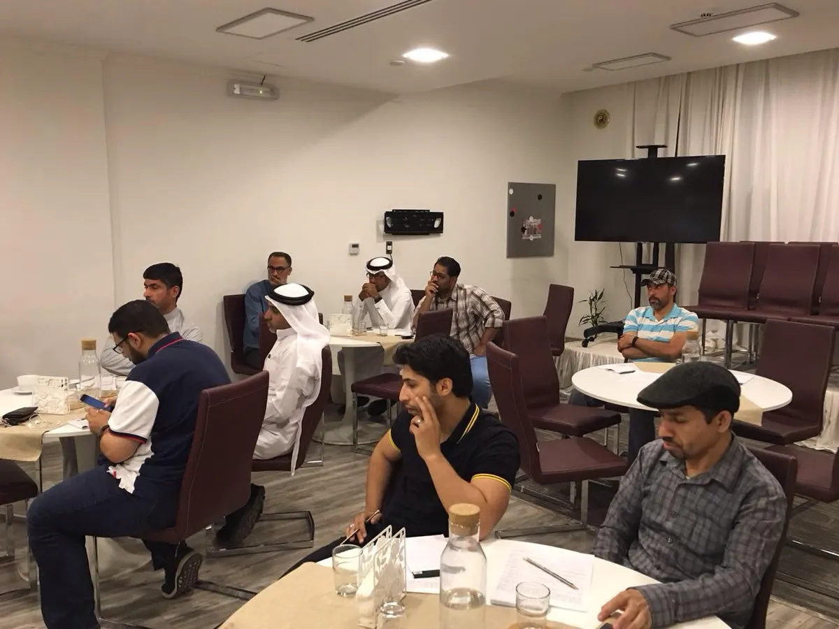 في تمائم أدبية.. الفوتوغرافي الخراري يجمع بين قراءتين في العمل الفني