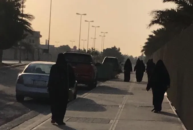 «امشي لأجل صحتك».. مع نسائي مشاة صفوى