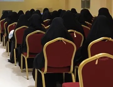 "فن الإتيكيت".. في سفينة النجاة