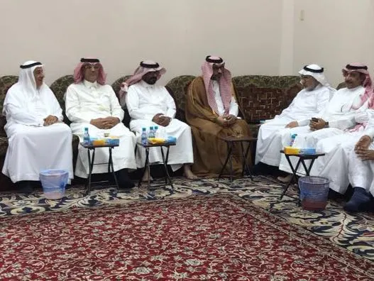 محافظ القطيف يقدم واجب العزاء إلى أسرتي العوامي وآل سيف